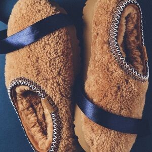 UGG TASMAN MAXI CURLY SLIPPERS IN CHESTNUT